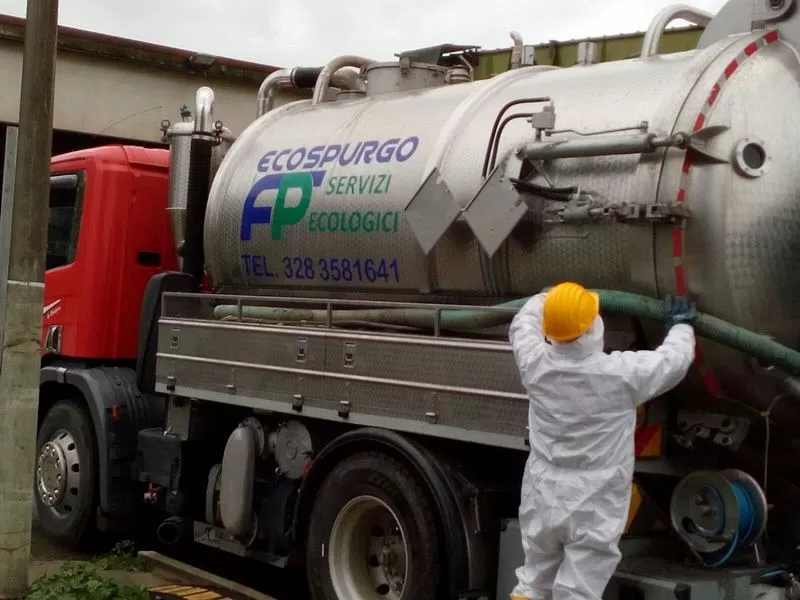Mezzo autospurgo durante intervento di aspirazione liquami – Autospurgo Pisci