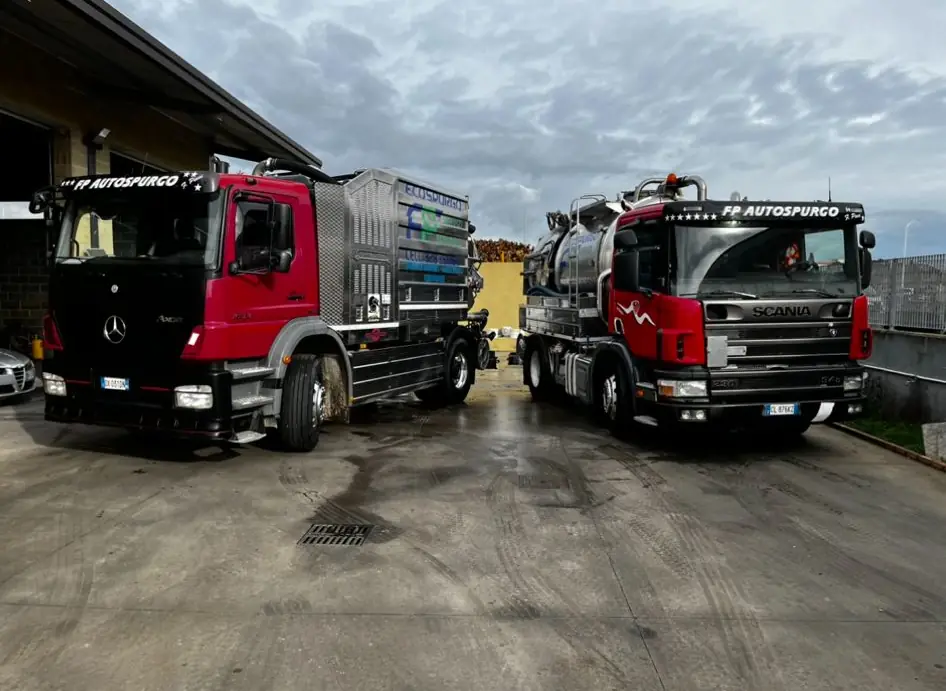 Due mezzi autospurgo parcheggiati in un piazzale industriale, uno con cabina Mercedes e l’altro con cisterna metallica marchiata FP Ecospurgo.